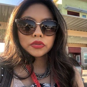 Meet your Posher, Ina